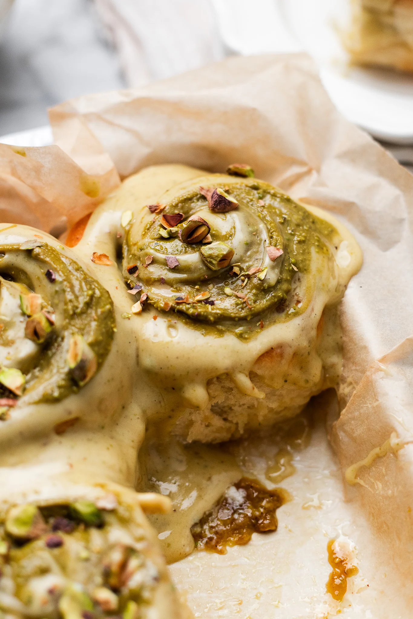 Cinnamon rolls de pistacho recién horneados
