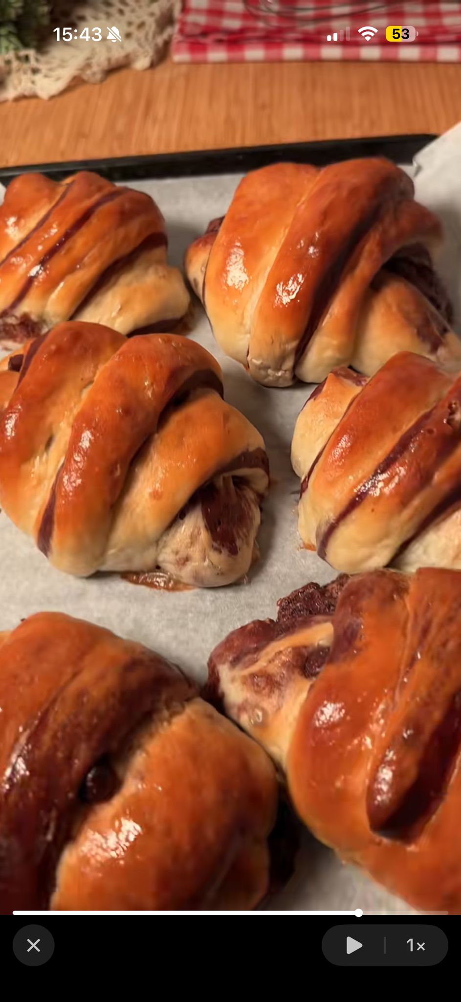 Croissants de chocolate recién horneados